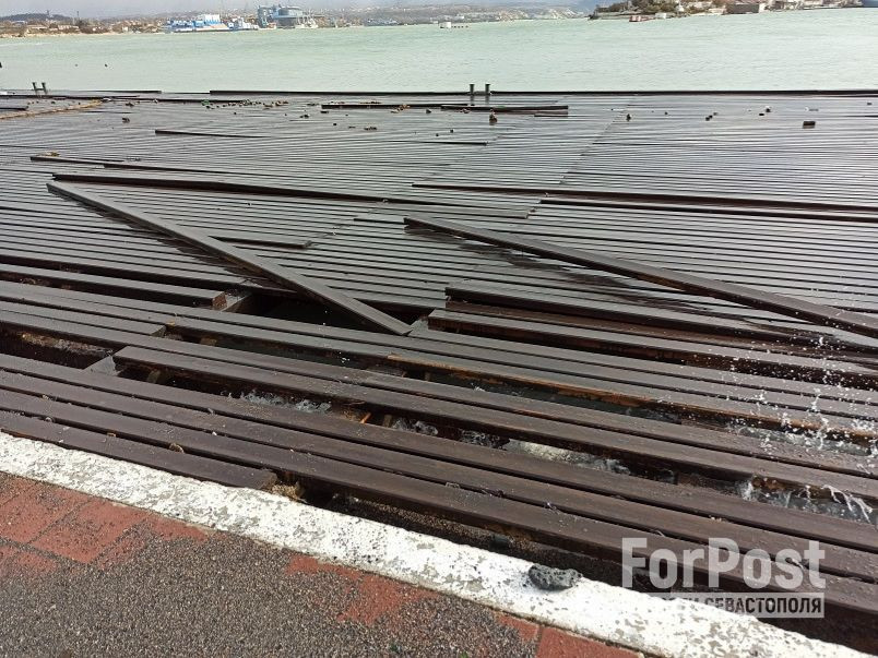 ForPost - Новости : В Севастополе шторм разбил Графскую пристань