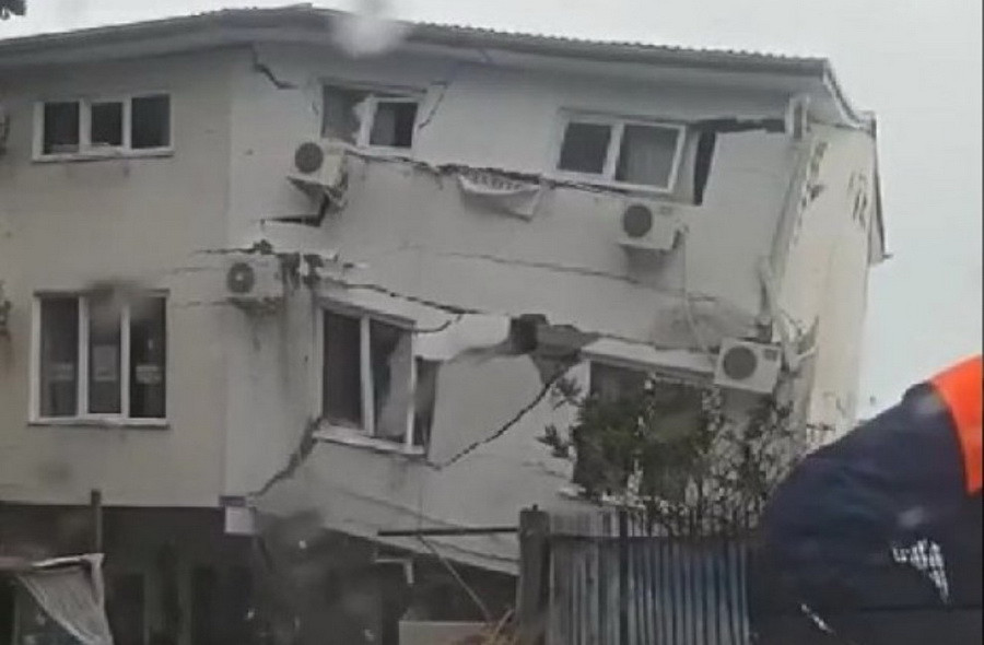 ForPost - Новости : Момент обрушения трёхэтажного дома на первой линии успели снять на камеру