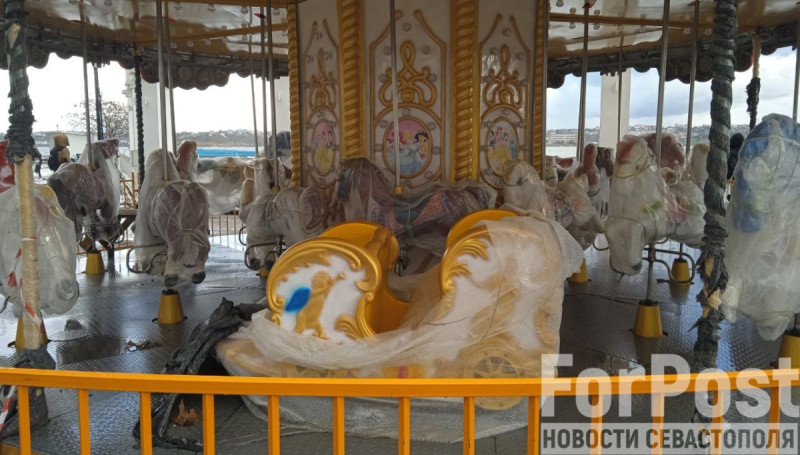 ForPost - Новости : Севастопольский шторм все же повредил карусель на Хрустальном пляже