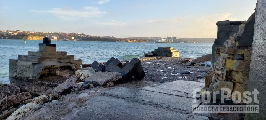 ForPost - Новости : Шторм разрушил памятник Крымской войны у понтона через Севастопольскую бухту