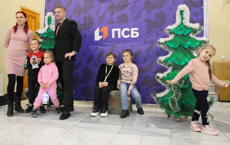 ForPost - Новости : ПСБ в Севастополе дарит клиентам новогоднее настроение