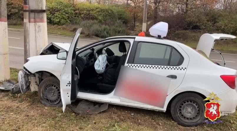 ForPost - Новости : В Севастополе авто с пассажирами врезалось в массивный столб