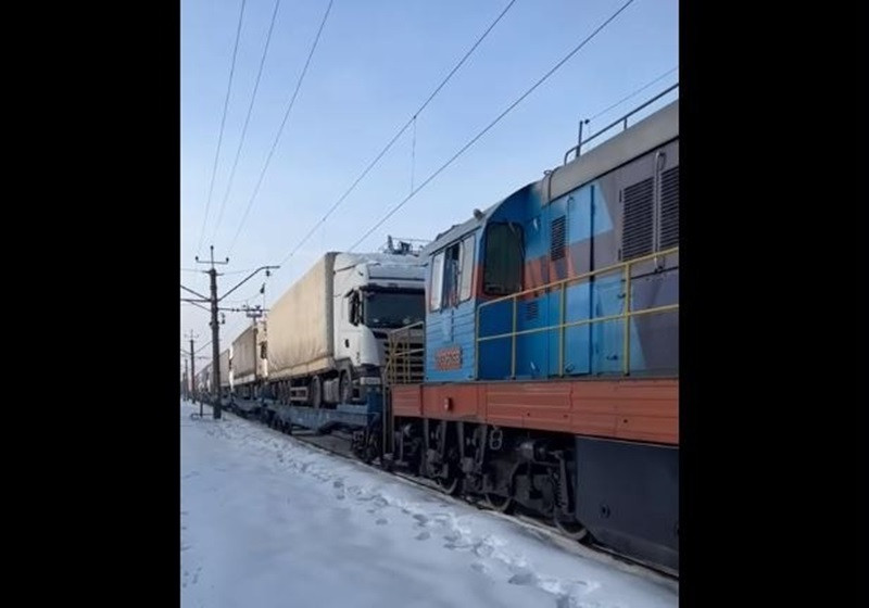 ForPost - Новости : Застрявшие на границе Польши и Украины фуры стали перевозить на поездах