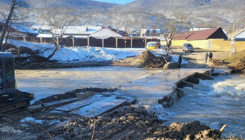 электрик отключает свет за неуплату. могут ли отрезать свет. имеют ли право отключать электроэнергию за неуплату. могут ли отрезать свет. объявление об отключении света.