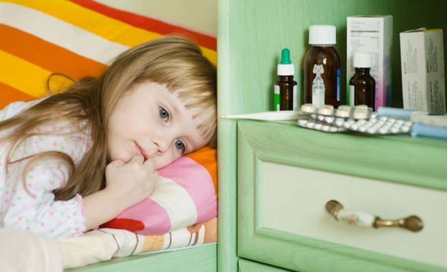 При насморке можно в баню ребенку. Девка с веником. При насморке можно в баню ребенку. Как лечить простуду. Можно ли при насморке у ребенка купаться.