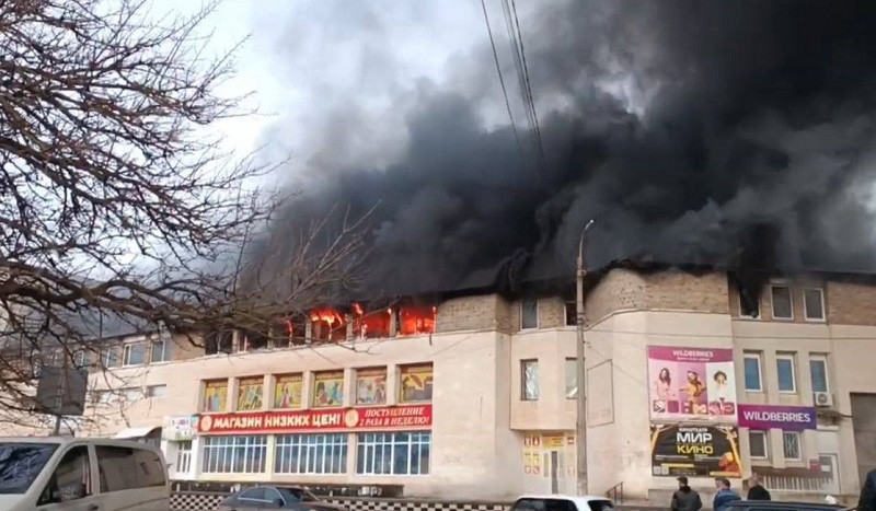 ForPost - Новости : В Крыму из горящего торгового центра спасли 15 человек