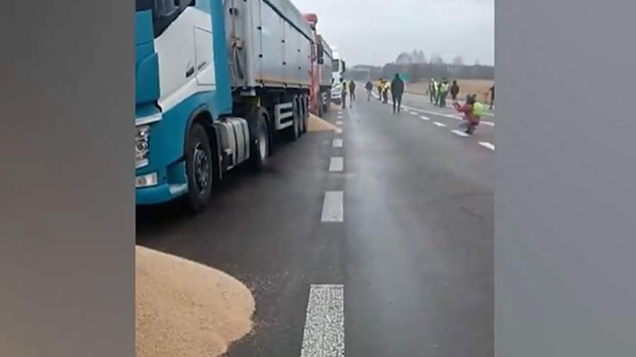 ForPost - Новости : Польские фермеры высыпали на дорогу зерно из украинских грузовиков