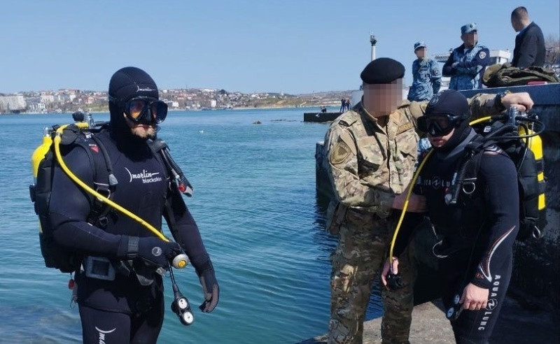В Севастополе из воды возле памятника Затопленным кораблям достали снаряды