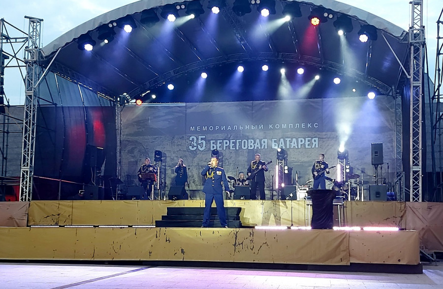 ForPost - Новости: Ренат Ибрагимов выступил в памятном концерте на 35 батарее в Севастополе 