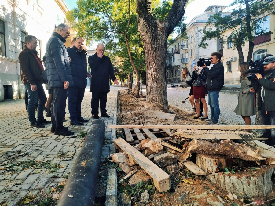 ForPost - Новости: Камень, дерево, ливнёвки. Глава Севастополя не оценил ремонт на Советской 