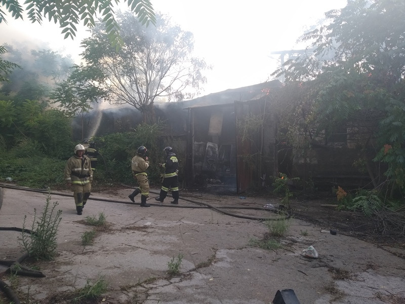 ForPost - Новости: В севастопольском гараже сгорело три машины 