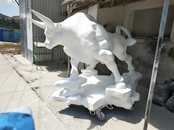 ForPost - Новости: Скульптуру «вежливого человека» в Севастополе сравнили с урнами и кашпо