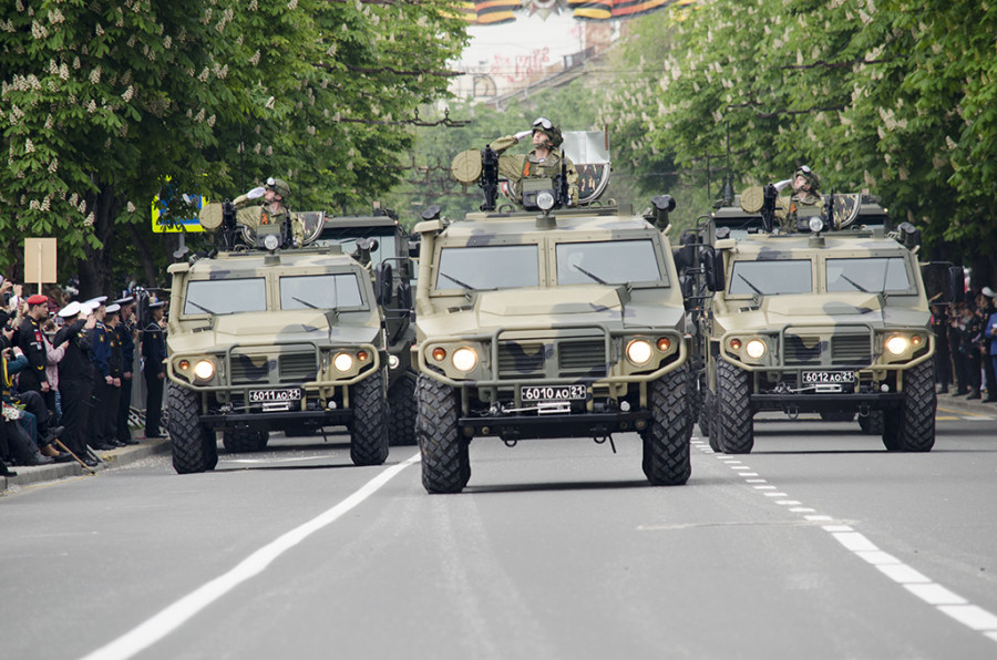 ForPost - Новости: На парад Победы в Севастополе вышли 100 единиц военной техники и легендарные советские машины