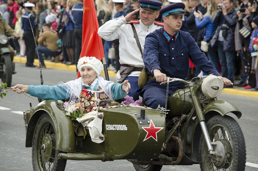 ForPost - Новости: На парад Победы в Севастополе вышли 100 единиц военной техники и легендарные советские машины
