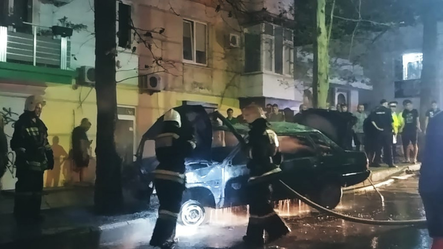 ForPost - Новости: В центре Севастополя сгорел автомобиль 