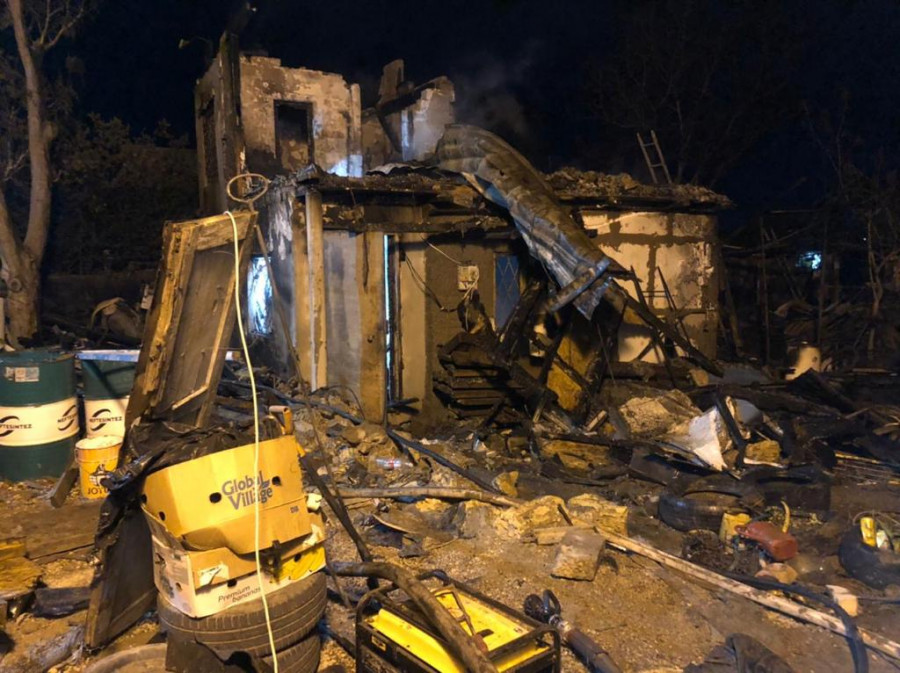 ForPost - Новости: Семье из сгоревшего в Севастополе дома помог спастись сосед 