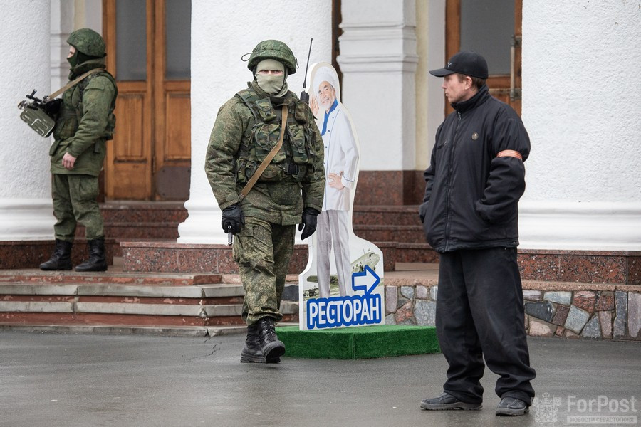 Вежливая сегодня. Вежливые люди. Зелёные человечки в Крыму 2014. Вежливые люди 2014. Вежливые люди в Крыму.