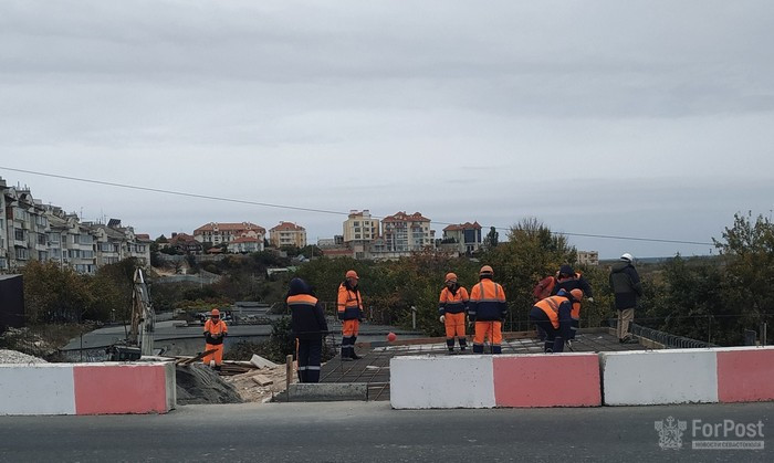 ForPost - Новости: Траншеи, заборы и огромные трубы: как выглядит строительство моста в Севастополе