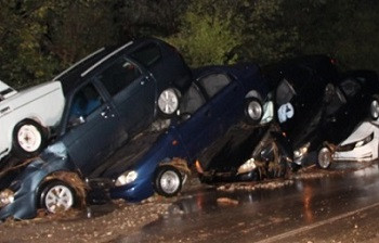 ForPost - Новости : В Крыму из-за непогоды снесены машины с дороги и затоплены дома