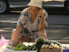 ForPost - Новости : Бабушек, торгующих у Московского рынка, в который раз пугают милицией