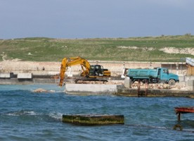 ForPost - Новости : Запрещённые всеми инстанциями работы в бухте Песочная возобновлены. Теперь это называется «КОНСЕРВАЦИЯ».