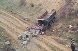 ForPost - Новости : В Севастополе грузовик улетел в овраг, один человек погиб