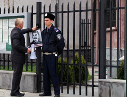 ForPost - Новости : Открытый урок истории на площади Пирогова: в Севастополе пикетировали консульство Польши