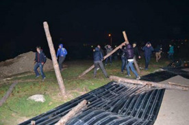 ForPost - Новости : Севастопольцы взбунтовались и снесли забор скандальной стройки на территории школы