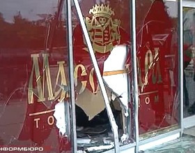 ForPost - Новости : Въехал в витрину. В воскресенье 1 декабря около пяти часов утра иномарка врезалась в здание торгового центра «Муссон»