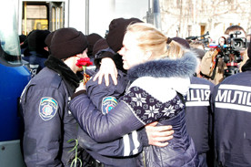 ForPost - Новости : В Севастополе цветами и объятиями встретили вернувшихся из Киева милиционеров и беркутовцев