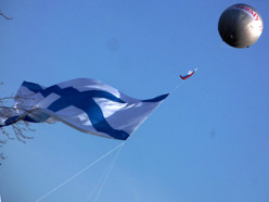 ForPost - Новости : Самый большой в мире военный флаг поднят в небо Севастополя