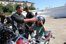 ForPost - Новости : Полицейские и байкеры перед началом учебного года
посетили детский дом в Севастополе