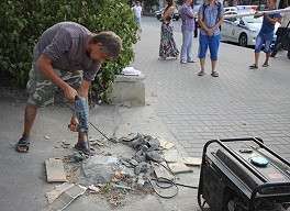 В гараже установили шлагбаум