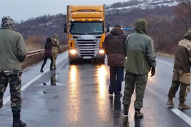ForPost - Новости : «Правый сектор» начал бессрочную блокаду российских фур в Закарпатье
