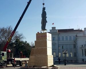 ForPost - Новости : На Приморском бульваре установили макет памятника Потемкину