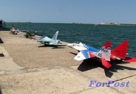 ForPost - Новости : На авиашоу в Севастополе зрителей удивили миниатюрными копиями боевых вертолётов и самолётов