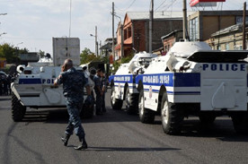 ForPost - Новости : В Ереване освободили двух заложников из захваченного здания полиции