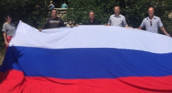 ForPost - Новости : Севастопольцы вернули российский флаг на мыс Кордон