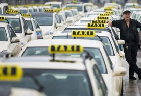 ForPost - Новости : Таксисты Севастополя рассчитывают на резидентные разрешения на парковку