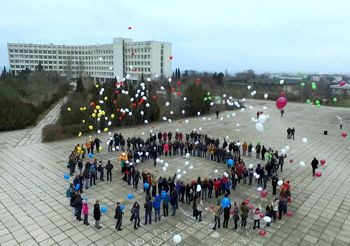 ForPost - Новости : Севастопольские студенты создали огромный цветок