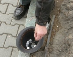 ForPost - Новости : Шляпу с пятаками для Куницына чиновники «забыли» в зале горсовета