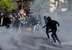 ForPost - Новости : На митинге против Макрона в Париже полиция применила слезоточивый газ и резиновые пули
