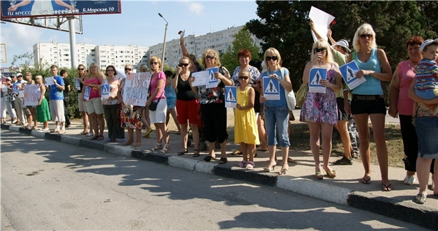 ForPost - Новости: В Севастополе прошел автопробег в знак протеста против распоясавшихся мажоров на дорогах