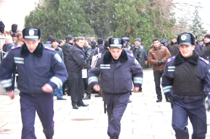 ForPost - Новости: Приключения Тягнибока в Севастополе – подробности позорного бегства