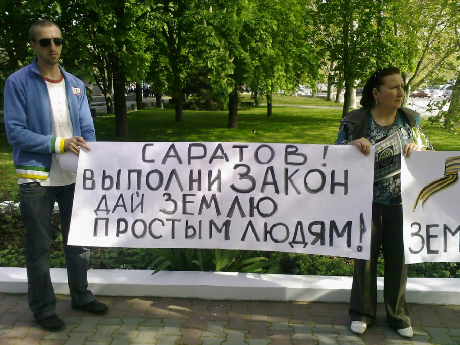 Пора в отставку. Выйти в отставку. Выйти в отставку. Плакат правительство в отставку. Митинг черное небо.