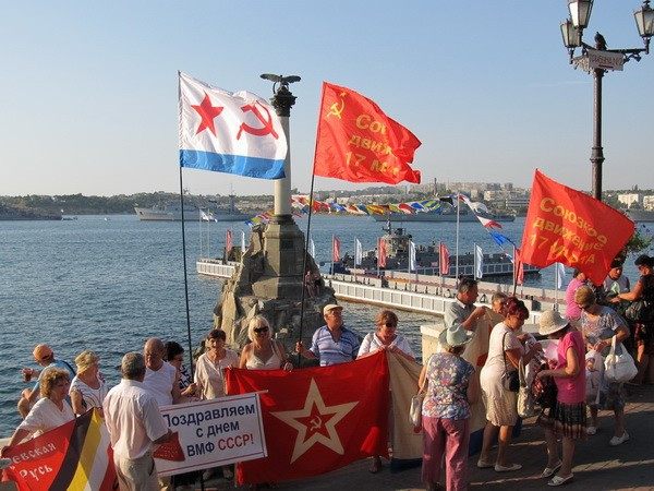 ForPost - Новости: Севастопольцы доказали, что никто не может им запретить праздновать День ВМФ СССР под знаменами Советского Союза и его флота
