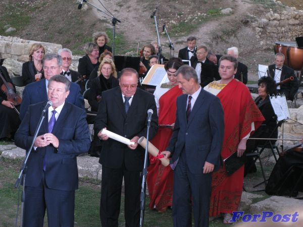 ForPost - Новости: Сертификат ЮНЕСКО торжественно вручили Херсонесскому заповеднику спустя три месяца после присуждения