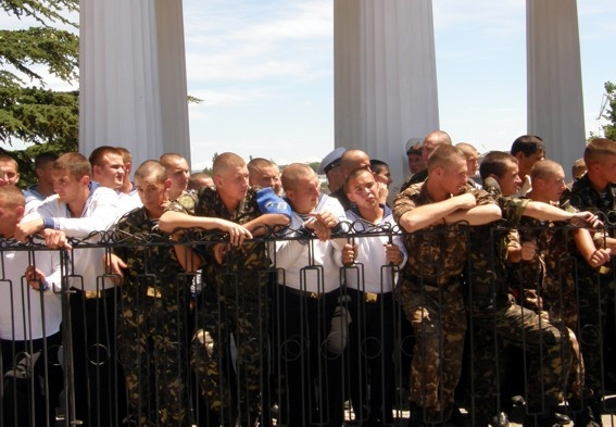 ForPost - Новости: Утопление таблички 90-летнего украинского флота дубль №2. Результат тот же.