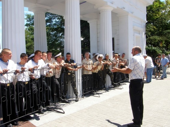 ForPost - Новости: Утопление таблички 90-летнего украинского флота дубль №2. Результат тот же.