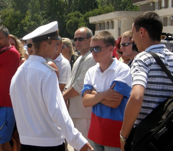 ForPost - Новости: Севастопольцы поздравили ВМСУ с праздником. По своему.